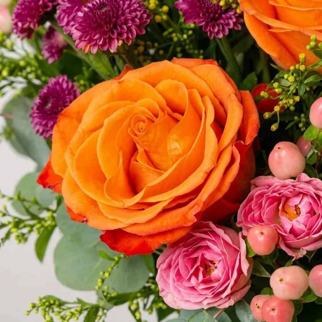 Prestige Sunset Flowers, turuncu, kırmızı ve sarı tonlarında taze kesme çiçeklerden oluşan şık aranjman, İstanbul aynı gün teslimat