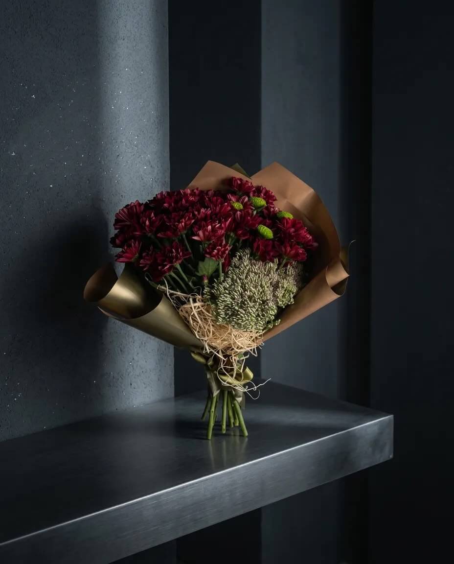 Bordo ve krizantem çiçeklerinden oluşan taze kesme çiçek buketi, profesyonel floral tasarım