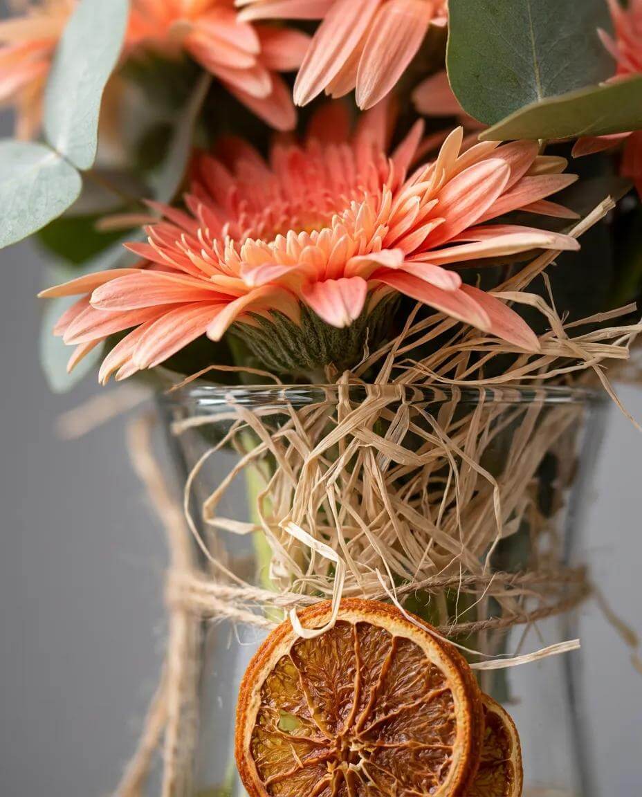 Somon gerbera çiçekleri ve kurutulmuş portakal dilimleriyle hazırlanmış şık vazo aranjmanı